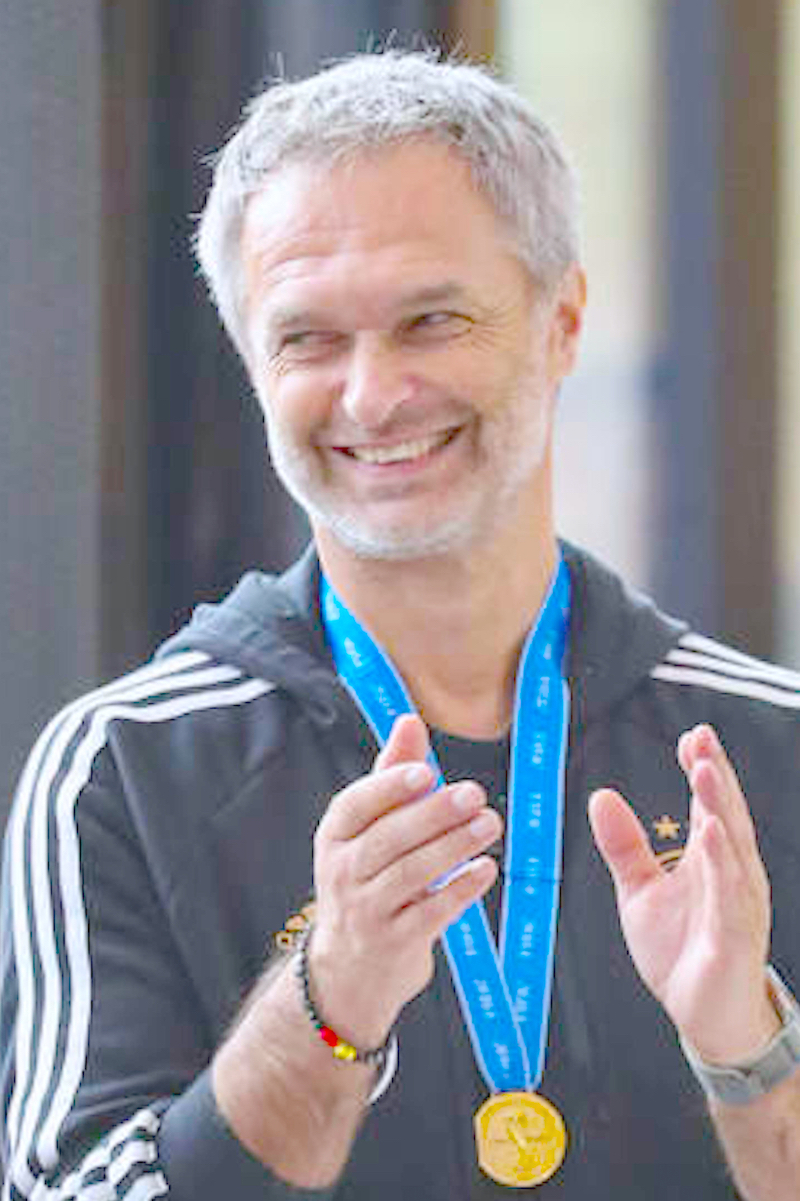 Foto: Jürgen Kessler, dpa FB f 231204 -DFB Goldtrainerfreude